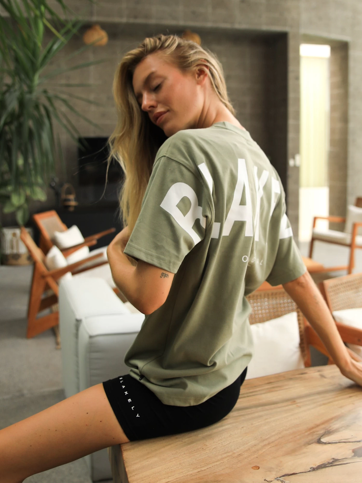 Isabel Oversized T-Shirt - Olive 8 Isabel Oversized T-Shirt - Olive - Image 6