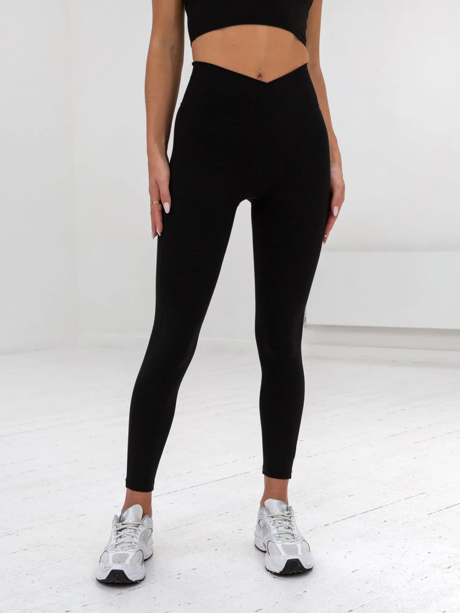 Studio Crossover Leggings - Black 6 Studio Crossover Leggings - Black - Image 4